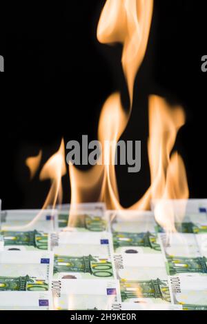 Flammen, Geld, brennen, Rechnungen brennen, Papier, Banknoten, zerstören, Wirtschaft, Feuer, 100, Hundert, Flamme, viele, Krise, Flamme, Abwertung, Euro, Euro-Banknoten, cr Stockfoto