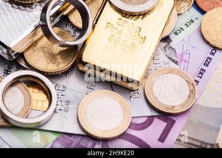 Geld, Gold, Schmuck, Euro, viele, Goldbarren, Investitionen, Kreditkarte, Werte, Optionen, Verschiedene, Wertsachen, Unterschiede, mehrere, ein paar, r Stockfoto