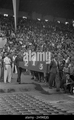 Warszawa, 1948-08-22. Pierwsze ogólnopolskie Igrzyska Sportowe Zwi¹zków Zawodowych (19-22.VIII) na stadionie Wojskowego Klubu Sportowego Legia, w których rywalizowali w 11 dyscyplinach reprezentanci 17 zwi¹zków zawowych. NZ. zakoñczenie zawodów. ka PAP/Stanis³aw D¹browiecki Warschau, 22. August 1948. Der erste nationale Gewerkschaftssportwettbewerb (Aug 19-22) im Stadion des Militärsportvereins Legia. An der Veranstaltung nahmen Vertreter von 17 Gewerkschaften Teil, die in 11 Disziplinen teilgenommen haben. Im Bild: Der Abschluss des Wettbewerbs. ka PAP Stockfoto