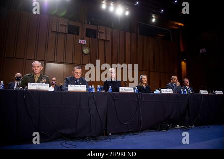 Brigadier General John Baker, Chief Defense Counsel for Military Commissions, United States Department of Defense, Links, Major General Michael Lehnert (a.D.), Zweiter von links, Katya Jestin, Co-Managing Partner, Jenner & Block, Dritter von links, Colleen Kelly, Mitbegründerin, 9/11 Familien für friedliche Morgen, Dritter von rechts, Jamil N. Jaffer, Gründer und Geschäftsführer, Assistenzprofessor des Nationalen Sicherheitsinstituts für Recht und Direktor, National Security Law and Policy Program, Antonin Scalia Law School, George Mason University, zweiter von rechts, Und Charles 'Cully' Stimson, stellvertretender Direkutschus Stockfoto