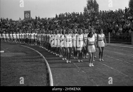 Warszawa, 1948-08-22. Pierwsze ogólnopolskie Igrzyska Sportowe Zwi¹zków Zawodowych (19-22.VIII) na stadionie Wojskowego Klubu Sportowego Legia, w których rywalizowali w 11 dyscyplinach reprezentanci 17 zwi¹zków zawowych. NZ. uroczystoœæ zakoñczenia zawodów. ka PAP Warschau, 22. August 1948. Der erste nationale Gewerkschaftssportwettbewerb (Aug 19-22) im Stadion des Militärsportvereins Legia. An der Veranstaltung nahmen Vertreter von 17 Gewerkschaften Teil, die in 11 Disziplinen teilgenommen haben. Im Bild: Die Abschlusszeremonie des Wettbewerbs. ka PAP Stockfoto