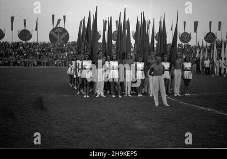 Warszawa, 1948-08-22. Pierwsze ogólnopolskie Igrzyska Sportowe Zwi¹zków Zawodowych (19-22.VIII) na stadionie Wojskowego Klubu Sportowego Legia, w których rywalizowali w 11 dyscyplinach reprezentanci 17 zwi¹zków zawowych. NZ. uroczystoœæ zakoñczenia zawodów. ka PAP Warschau, 22. August 1948. Der erste nationale Gewerkschaftssportwettbewerb (Aug 19-22) im Stadion des Militärsportvereins Legia. An der Veranstaltung nahmen Vertreter von 17 Gewerkschaften Teil, die in 11 Disziplinen teilgenommen haben. Im Bild: Die Abschlusszeremonie des Wettbewerbs. ka PAP Stockfoto