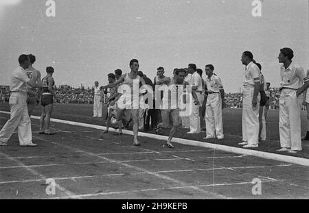 Warszawa, 1948-08-22. Pierwsze ogólnopolskie Igrzyska Sportowe Zwi¹zków Zawodowych (19-22 VIII) na stadionie Wojskowego Klubu Sportowego Legia, w których rywalizowali w 11 dyscyplinach reprezentanci 17 zwi¹zków zawowych. NZ. Sztafeta Zwi¹zku Zawodowego Metalowców. ka PAP Warschau, 22. August 1948. Die Olympischen Spiele 1st der Nationalen Gewerkschaften (Aug 19-22) auf Legia, dem Militärsportverein, in dem Vertreter von 17 Gewerkschaften in 11 Disziplinen gegeneinander antraten. Im Bild: Staffelteam der Metallarbeiter der Gewerkschaften ka PAP Stockfoto