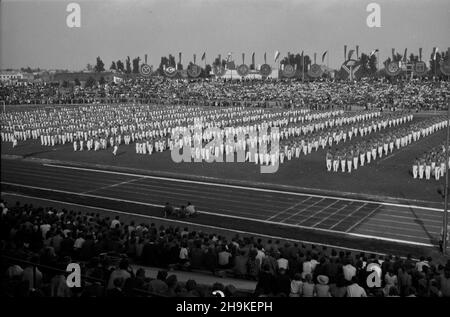 Warszawa, 1948-08-22. Pierwsze ogólnopolskie Igrzyska Sportowe Zwi¹zków Zawodowych (19-22.VIII) na stadionie Wojskowego Klubu Sportowego Legia, w których rywalizowali w 11 dyscyplinach reprezentanci 17 zwi¹zków zawowych. NZ. uroczystoœæ zakoñczenia zawodów. ka PAP Warschau, 22. August 1948. Der erste nationale Gewerkschaftssportwettbewerb (Aug 19-22) im Stadion des Militärsportvereins Legia. An der Veranstaltung nahmen Vertreter von 17 Gewerkschaften Teil, die in 11 Disziplinen teilgenommen haben. Im Bild: Die Abschlusszeremonie des Wettbewerbs. ka PAP Stockfoto