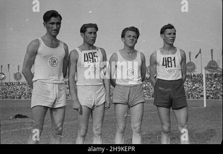 Warszawa, 1948-08-22. Pierwsze ogólnopolskie Igrzyska Sportowe Zwi¹zków Zawodowych (19-22 VIII) na stadionie Wojskowego Klubu Sportowego Legia, w których rywalizowali w 11 dyscyplinach reprezentanci 17 zwi¹zków zawowych. NZ. Sztafeta Zwi¹zku Zawodowego Metalowców. ka PAP Warschau, 22. August 1948. Die Olympischen Spiele 1st der Nationalen Gewerkschaften (Aug 19-22) auf Legia, dem Militärsportverein, in dem Vertreter von 17 Gewerkschaften in 11 Disziplinen gegeneinander antraten. Im Bild: Das Staffelteam der Metallarbeiter-Gewerkschaften. ka PAP Stockfoto