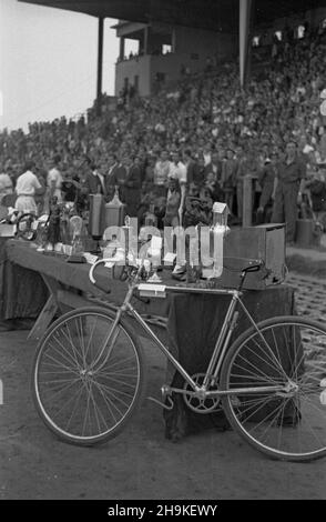 Warszawa, 1948-08-22. Pierwsze ogólnopolskie Igrzyska Sportowe Zwi¹zków Zawodowych (19-22.VIII) na stadionie Wojskowego Klubu Sportowego Legia, w których rywalizowali w 11 dyscyplinach reprezentanci 17 zwi¹zków zawowych. NZ. nagrotty rzeczowe przygotowane dla najlepszych sportowców. ka PAP Warschau, 22. August 1948. Der erste nationale Gewerkschaftssportwettbewerb (Aug 19-22) im Stadion des Militärsportvereins Legia. An der Veranstaltung nahmen Vertreter von 17 Gewerkschaften Teil, die in 11 Disziplinen teilgenommen haben. Im Bild: Preise für die besten Athleten. ka PAP Stockfoto