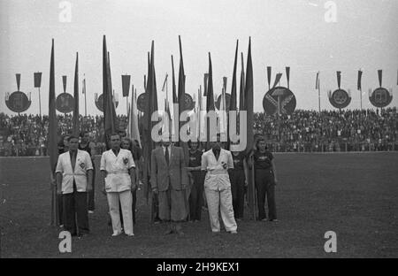 Warszawa, 1948-08-22. Pierwsze ogólnopolskie Igrzyska Sportowe Zwi¹zków Zawodowych (19-22.VIII) na stadionie Wojskowego Klubu Sportowego Legia, w których rywalizowali w 11 dyscyplinach reprezentanci 17 zwi¹zków zawowych. NZ. uroczystoœæ zakoñczenia zawodów. ka PAP Warschau, 22. August 1948. Der erste nationale Gewerkschaftssportwettbewerb (Aug 19-22) im Stadion des Militärsportvereins Legia. An der Veranstaltung nahmen Vertreter von 17 Gewerkschaften Teil, die in 11 Disziplinen teilgenommen haben. Im Bild: Die Abschlusszeremonie des Wettbewerbs. ka PAP Stockfoto