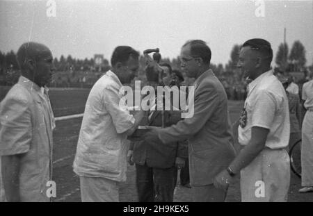 Warszawa, 1948-08-22. Pierwsze ogólnopolskie Igrzyska Sportowe Zwi¹zków Zawodowych (19-22.VIII) na stadionie Wojskowego Klubu Sportowego Legia, w których rywalizowali w 11 dyscyplinach reprezentanci 17 zwi¹zków zawowych. NZ. podziêkowania dla dzia³aczy, sêdziów i trenerów sportowych od przewodnicz¹cego Komisji Centralnej Zwi¹zków Zawodowych Kazimierza Witaszewskiego (w okularach). ka PAP Warschau, 1948. August. Der erste nationale Gewerkschaftssportwettbewerb (Aug 19-22) im Stadion des Militärsportvereins Legia. An der Veranstaltung nahmen Vertreter von 17 Gewerkschaften Teil Stockfoto