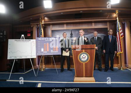 Washington, Usa. 07th Dez 2021. Senator James Lankford, R-OK, spricht am Dienstag, dem 7. Dezember 2021, während einer Pressekonferenz zum Build Back Better Act im US-Kapitol in Washington, DC. Foto von Sarah Silbiger/UPI Credit: UPI/Alamy Live News Stockfoto