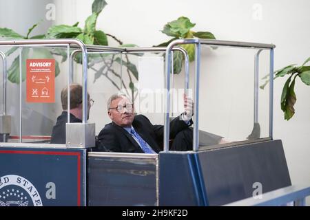Washington, Usa. 07th Dez 2021. Senator Richard Burr, R-NC, fährt am Dienstag, dem 7. Dezember 2021, mit der Senate-U-Bahn im US-Kapitol in Washington, DC. Foto von Sarah Silbiger/UPI Credit: UPI/Alamy Live News Stockfoto