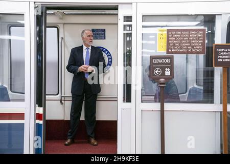 Washington, Usa. 07th Dez 2021. Senator Thom Tillis, R-NC, fährt am Dienstag, dem 7. Dezember 2021, mit der Senate-U-Bahn im US-Kapitol in Washington, DC. Foto von Sarah Silbiger/UPI Credit: UPI/Alamy Live News Stockfoto
