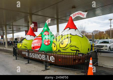 Hershey, PA, USA - 3. Dezember 2021: Das Kissmobile, heute Grinchmobile, steht in der Nähe von Hershey’s Chocolate World. Die Küsse wurden in die geändert Stockfoto