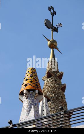 Barcelona, Spanien - 17. Mai 2021: Nahaufnahme verschiedener farbiger Kamine auf dem Dach des Güell-Palastes Stockfoto