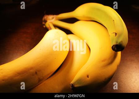 Eine Nahaufnahme eines Bananenstaudes, mit einer, die nicht gewachsen ist und sich nicht entwickelt. Stockfoto