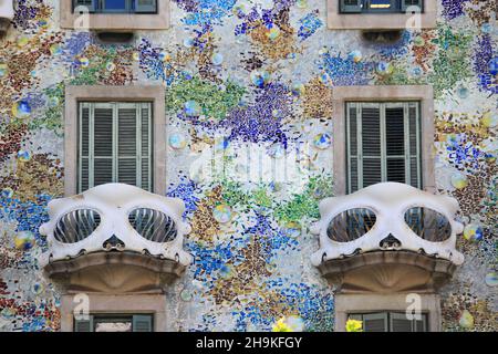 Barcelona, Spanien - 17. Mai 2017: Zwei Balkone des Battlo-Hauses von Antoni Gaudi Stockfoto