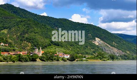 Österreichisches Dorf Schwallenbach am Ufer der Donau Stockfoto