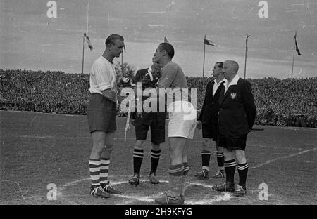 Warszawa, 1948-08-25. Mecz pi³ki no¿nej pomiêdzy reprezentacjami Polski i Jugos³awii (0:1) na stadionie Wojskowego Klubu Sportowego Legia. NZ. Przywitanie kapitanów dru¿yn Tadeusza Porpana (1L) z Miroslavem Brozovicem (3L). Obok sêdziowie: g³ówny Niemcovsky (2P) i liniowy Kmiciñski (1P). ka PAP/Stanis³aw D¹browiecki Warschau, 25. August 1948. Das Fußballspiel zwischen polnischen und jugoslawischen Mannschaften (0:1) im Militärsportverein Legia. Im Bild: kapitän Tadeusza Porpana (1st links) begrüßt Miroslavem Brozovicem (3rd links). Neben ihnen Assistenzreferenten Michalik (2nd links) und Kmicinski (1st ri Stockfoto