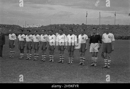Warszawa, 1948-08-25. Mecz pi³ki no¿nej pomiêdzy reprezentacjami Polski i Jugos³awii (0:1) na stadionie Wojskowego Klubu Sportowego Legia. NZ. Gospodarze, od lewej: Tadeusz Waœko, Mieczys³aw Gracz, Henryk Gajdzik, Gerard Cieœlik, Jan Przecherka, Henryk Alszer, Henryk Janduda, Antoni Barwiñski, Henryk Bobula, bramkarz Antoni Janik oraz kapitan dru¿yny Tadeusz Porpan. ka PAP/Stanis³aw D¹browiecki Warschau, 25. August 1948. Ein Fußballspiel zwischen Polen und Jugoslawien (0-1), das im Stadion des Militärsportvereins Legia ausgetragen wurde. Im Bild: Das polnische Team, von links - Tadeusz Wasko, Mieczyslaw Gracz, He Stockfoto