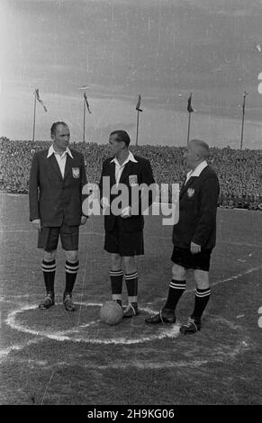 Warszawa, 1948-08-25. Mecz pi³ki no¿nej pomiêdzy reprezentacjami Polski i Jugos³awii (0:1) na stadionie Wojskowego Klubu Sportowego Legia. NZ. od lewej: sêdzia boczny Michalik (POL), sêdzia g³ówny Niemcovsky (CSR) i sêdzia boczny Kmiciñski (POL). ka PAP/Stanis³aw D¹browiecki Warschau, 25. August 1948. Das Fußballspiel zwischen polnischen und jugoslawischen Mannschaften (0:1) im Militärsportverein Legia. Von links: Schiedsrichter Michalik (POL), Schiedsrichter Niemcovsky (CSR) und Schiedsrichter Kmicinski (POL). ka PAP/Stanis³aw D¹browiecki Stockfoto