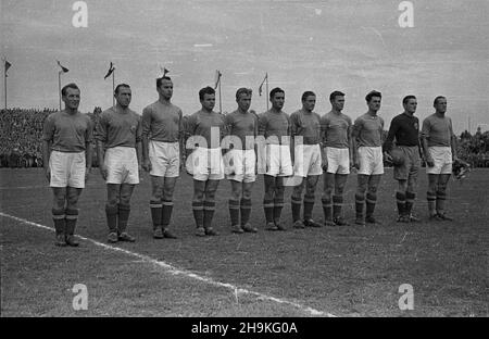 Warszawa, 1948-08-25. Mecz pi³ki no¿nej pomiêdzy reprezentacjami Polski i Jugos³awii (0:1) na stadionie Wojskowego Klubu Sportowego Legia. NZ. goœcie, od lewej: Cajkovski I, Aleksandar Atanackovic, Kosta Tomasevic, Bronislav Stankovic, Bernard Vukas, Rajko Mitic, Miodrag Jovanovic, Stjepan Bobek, Kajkovski II, Franjo Sostaric oraz Miroslav Brozovic. ka PAP/Stanis³aw D¹browiecki Warschau, 25. August 1948. Ein Fußballspiel zwischen Polen und Jugoslawien (0-1), das im Stadion des Militärsportvereins Legia ausgetragen wurde. Im Bild: Das jugoslawische Team, von links - Cajkovski I, Aleksandar Atanackovic, Kosta Tomasev Stockfoto