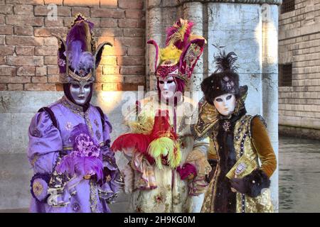 Venedig, Italien - 10. Februar 2018: Drei Personen in venezianischem Kostüm nehmen am Karneval von Venedig, Italien, Teil Stockfoto