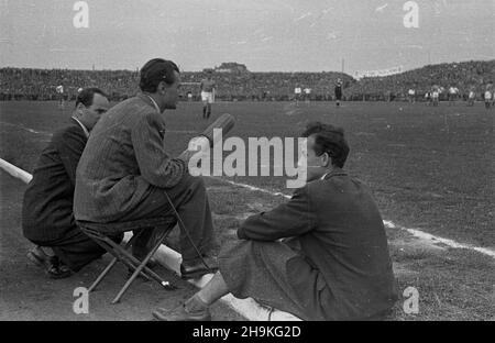 Warszawa, 1948-08-25. Mecz pi³ki no¿nej pomiêdzy reprezentacjami Polski i Jugos³awii (0:1) na stadionie Wojskowego Klubu Sportowego Legia. NZ. Sprawozdawca Polskiego Radia redakteur Tadeusz Pyszkowski (z mikrofonem). ka PAP/Stanis³aw D¹browiecki Warschau, 25. August 1948. Das Fußballspiel zwischen polnischen und jugoslawischen Mannschaften (0:1) im Militärsportverein Legia. Im Bild: Der polnische Radiosportmeister Tadeusz Pyszkowski (mit einem mike). ka PAP/Stanis³aw D¹browiecki Stockfoto