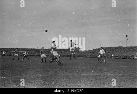 Warszawa, 1948-08-25. Mecz pi³ki no¿nej pomiêdzy reprezentacjami Polski i Jugos³awii (0:1) na stadionie Wojskowego Klubu Sportowego Legia. ka PAP/Stanis³aw D¹browiecki Warschau, 25. August 1948. Ein Fußballspiel zwischen Polen und Jugoslawien (0-1) im Stadion des Militärsportvereins Legia. ka PAP/Stanis³aw D¹browiecki Stockfoto