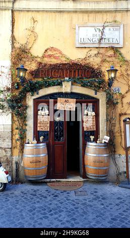 Rom, Italien - 4. Februar 2020: Das berühmte Restaurant Rugantino in Trastevere, einem typisch römischen Viertel Stockfoto