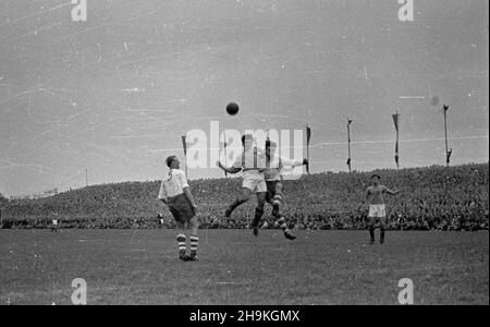 Warszawa, 1948-08-25. Mecz pi³ki no¿nej pomiêdzy reprezentacjami Polski i Jugos³awii (0:1) na stadionie Wojskowego Klubu Sportowego Legia. ka PAP/Stanis³aw D¹browiecki Warschau, 25. August 1948. Ein Fußballspiel zwischen Polen und Jugoslawien (1:0), das im Stadion des Militärsportvereins Legia gespielt wurde. ka PAP/Stanis³aw D¹browiecki Stockfoto