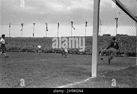 Warszawa, 1948-08-25. Mecz pi³ki no¿nej pomiêdzy reprezentacjami Polski i Jugos³awii (0:1) na stadionie Wojskowego Klubu Sportowego Legia. NZ. akcja w polu karnim Jugos³awii. ka PAP/Stanis³aw D¹browiecki Warschau, 25. August 1948. Das Fußballspiel zwischen polnischen und jugoslawischen Mannschaften (0:1) im Militärsportverein Legia. Bild: Angriff auf das jugoslawische Strafgebiet. ka PAP/Stanis³aw D¹browiecki Stockfoto