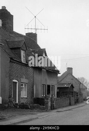 Alte X-TV-Antenne auf Häusern Madeley, Telford, Shropshire im Jahr 1968 Stockfoto