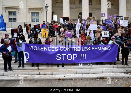 Marseille, Frankreich. 27th. November 2021. Demonstranten halten Plakate und ein Banner während der Demonstration.Demonstranten gingen auf die Straßen Frankreichs, um gegen Gewalt gegen Frauen zu protestieren. (Bild: © Gerard Bottino/SOPA Images via ZUMA Press Wire) Stockfoto