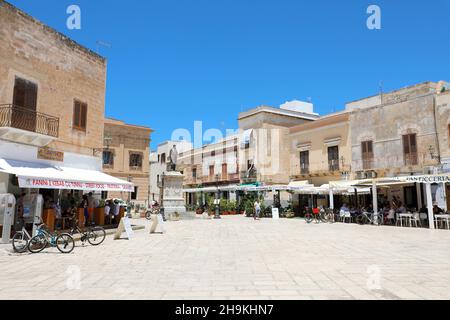 FAVIGNANA, ITALIEN - 06. JULI 2020: Hauptplatz der Insel Favignana, Sizilien, Italien Stockfoto