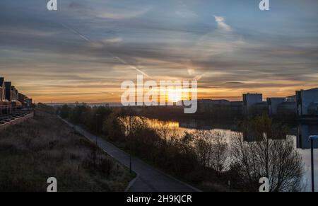 Sonnenaufgang über Stockton auf Tees mit Roseberry Topping im Hintergrund Stockfoto