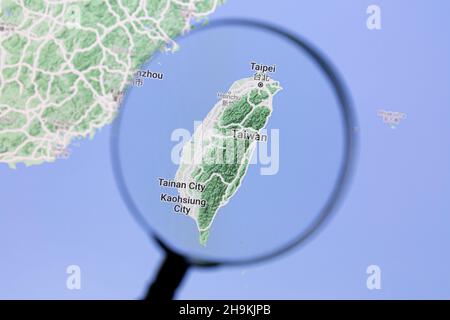 Ostersund, Schweden - 14. Sep 2021: Taiwan auf Google Maps unter einer Lupe.. Taiwan ist ein Land in Ostasien.. Stockfoto