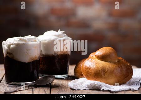 Traditionelle sizilianische Granita Kaffee Geschmack mit Brioche aus nächster Nähe Stockfoto