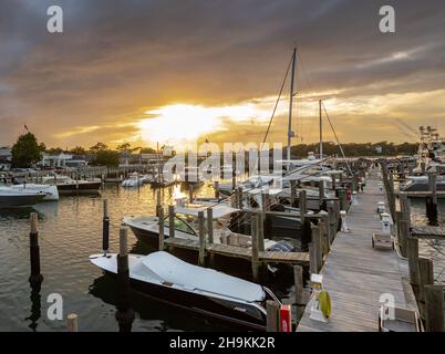 Sonnenuntergang über der Wasserfront Marina in Sag Harbor, NY Stockfoto