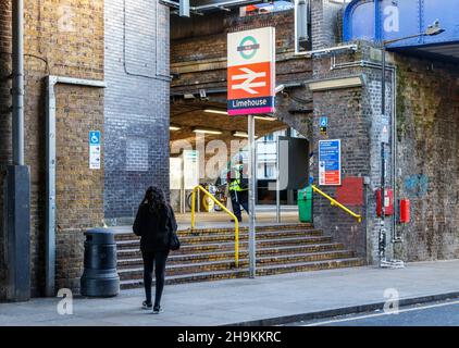 Zufahrt zur Zufahrt zur Limehouse-Überführung und zum DLR-Bahnhof, London, Großbritannien Stockfoto