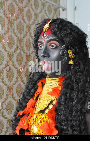 Kalkutta, Westbengalen, Indien. 7th Dez 2021. Ein männlicher Zelebrant verwandelt sich in ein Studio, für ein bengalisches Kino in South kalkata, zur Hindu-Göttin Kali. (Bild: © Anubrata Mondal/Pacific Press via ZUMA Press Wire) Stockfoto