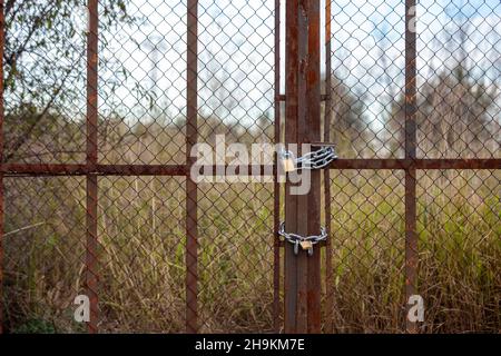 Verschlossenes Tor auf einer alten Farm Stockfoto