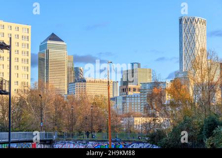 Gebäude an Canary Wharf, die sich über Limehouse Cut, London, Großbritannien, abzeichnen Stockfoto
