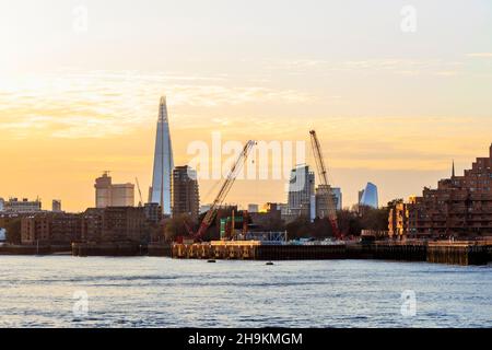 Blick flussaufwärts vom Themse Path am Limehouse, die Abendsonne beleuchtet den Shard und andere Stadtgebäude, London, Großbritannien Stockfoto