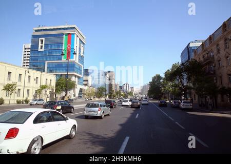 Heydar Aliyev Ave. Fünfstöckige moderne Häuser an der Seite der Asphaltstraße. Vierspurige Autobahn . Aserbaidschan Baku . 14. 05 .2021 . Stockfoto