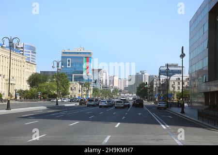 Heydar Aliyev Ave. Fünfstöckige moderne Häuser an der Seite der Asphaltstraße. Vierspurige Autobahn . Aserbaidschan Baku . 14. 05 .2021 . Stockfoto