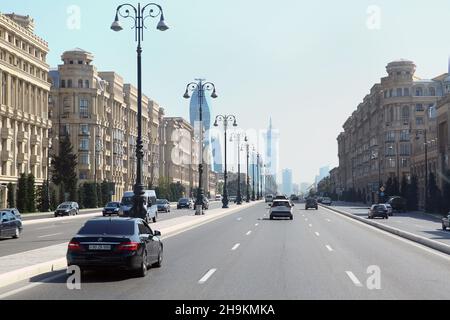 Heydar Aliyev Ave. Fünfstöckige moderne Häuser an der Seite der Asphaltstraße. Vierspurige Autobahn . Aserbaidschan Baku . 14. 05 .2021 . Stockfoto