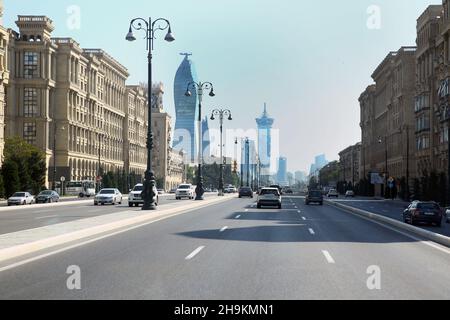 Heydar Aliyev Ave. Fünfstöckige moderne Häuser an der Seite der Asphaltstraße. Vierspurige Autobahn . Aserbaidschan Baku . 14. 05 .2021 . Stockfoto