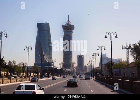 Heydar Aliyev Ave. Fünfstöckige moderne Häuser an der Seite der Asphaltstraße. Vierspurige Autobahn . Aserbaidschan Baku . 14. 05 .2021 . Stockfoto