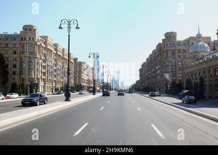 Heydar Aliyev Ave. Fünfstöckige moderne Häuser an der Seite der Asphaltstraße. Vierspurige Autobahn . Aserbaidschan Baku . 14. 05 .2021 . Stockfoto