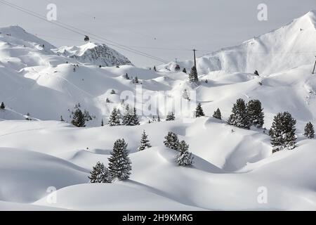 Bergskihänge, verschneite Alpenlandschaft Stockfoto