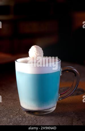 Blaues kaltes Getränk ys Latte Anchan Matcha mit Milchkokos. Stockfoto